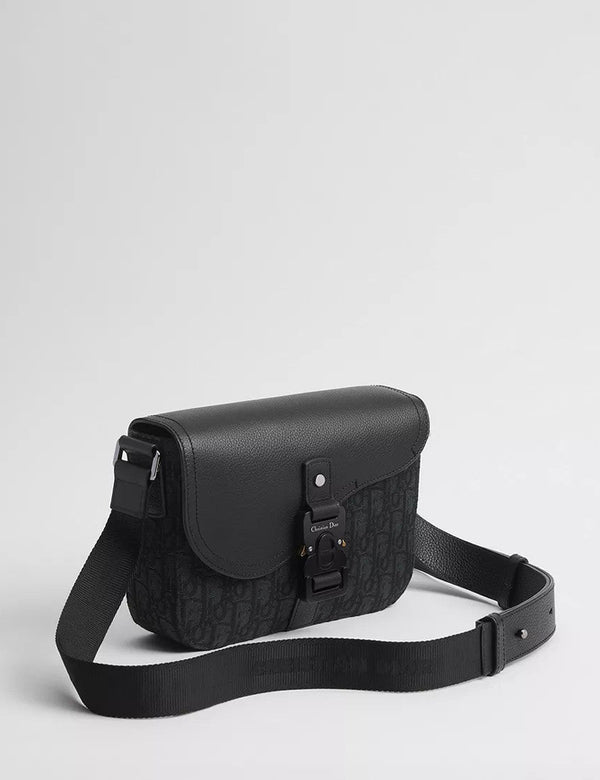 Oblique Saddle Messenger — Black
